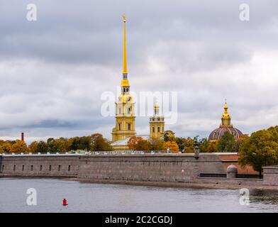 Peter und Paul Kathedrale Kirchturm, Peter und Paul Festung auf Neva Fluss, St. Petersburg, Russland Stockfoto