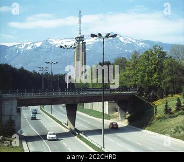 P.K.Yavorov blvd mit altem Fernsehturm, Vitosha Berg und Zar Boris Garten auf der rechten Seite, Sofia, Bulgarien Stockfoto