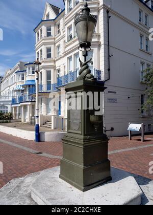 EASTBOURNE, EAST SUSSEX/UK - JUNI 16 : Blick auf den Elizabeth Curling Trinkbrunnen in Eastbourne am 16. Juni 2020 Stockfoto