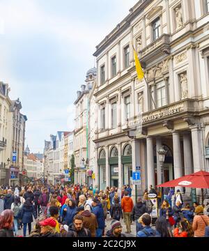 Brüssel, Belgien - 5. OKTOBER 2019: Menschenmenge auf Altstadt Straße vor der königlichen Saint-Hubert-Galerien Shopping Arkaden in Brüssel, B Stockfoto