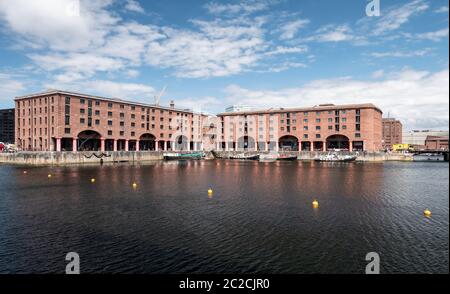 Lagerhäuser und Gebäude am Royal Albert Dock in Liverpool England Stockfoto