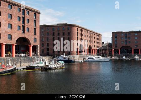 Lagerhäuser und Gebäude am Royal Albert Dock in Liverpool England Stockfoto