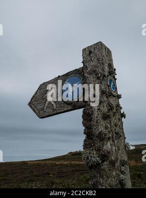 Isle of Anglesey Wegweiser auf dem Küstenweg Anglesey Wales UK Stockfoto