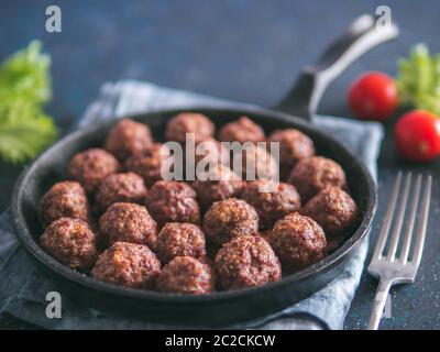 Hausgemachtes Rindfleisch Fleischbällchen in Gusseisen Skillet Stockfoto