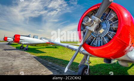 Sportflugzeug auf einer Landebahn wartet auf Start Stockfoto