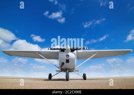 Sportflugzeug auf einer Landebahn wartet auf Start Stockfoto