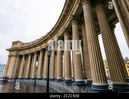 Gebogene Kolonnaden Säulen der Kasan Kathedrale, St. Petersburg, Russland Stockfoto