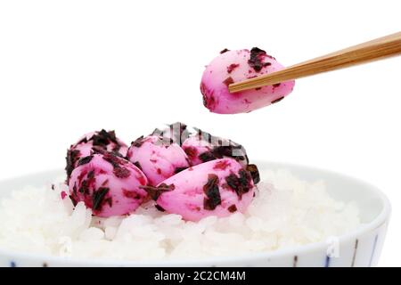 Japanisches Essen, Shiso eingelegter Knoblauch mit gekochtem Reis auf weißem Hintergrund Stockfoto