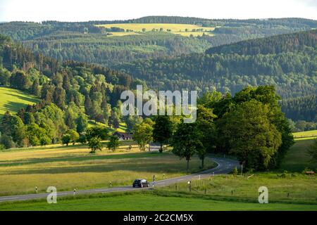 Landstraße im Orketal, bei Elkeringhausen, Kreis Winterberg, Hochsauerlandkreis, Landschaft im Sauerland, NRW, Deutschland, Stockfoto