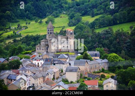 Luftaufnahme der römischen Kirche Saint-Nectaire, Puy-de-Dome, Auvergne, Massif-Central, Frankreich Stockfoto