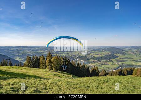 Immenstadt, Bayern, Deutschland, Gleitschirmfliegen-Wettbewerb am blauen Himmel der Allgauer alpen am Mittag-Gipfel in Immenstadt Stockfoto