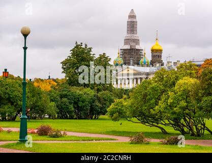 Kirche des Erlösers auf verschütteten Blut Zwiebel Kuppeln vom Feld des Mars Park mit Gerüstbau Bauarbeiten gesehen, St. Petersburg, Russland Stockfoto