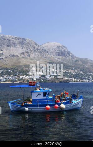 Blick auf die Insel Telendos mit Blick auf die größere Insel Kalymnos, Dodekanes, Griechenland. Stockfoto