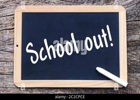 Auf der Tafel steht mit Kreide geschrieben: School out! Stockfoto