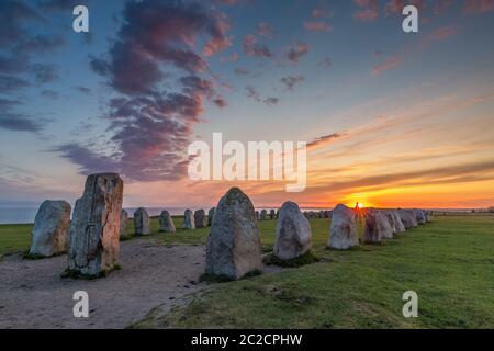 Ales Stenar - eine uralte megalithische Steinsetzung Monument im südlichen Schweden bei Sonnenuntergang fotografiert. Stockfoto