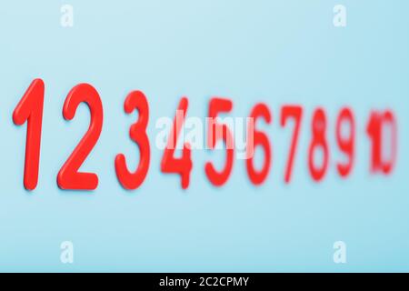 Rote Zahlen auf blauem Hintergrund in einer Reihe von eins bis zehn. Stockfoto