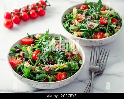 Warmer Salat mit Thunfisch, Rucola, Tomate, Bohne, Pasta Stockfoto