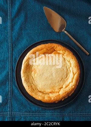 Klassischer Käsekuchen auf dem Tisch. Draufsicht Stockfoto