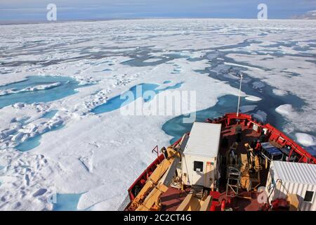 CCGS Amundsen, als sie im Lancaster Sound, Arctic Canada, durch das Eis bricht Stockfoto