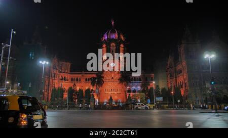 Mumbai, Indien - 17. Dezember 2018: Chatrapati Shivaji Terminus früher bekannt als Victoria Terminus in Mumbai, Indien. Ninght Panorama Stockfoto