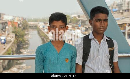 Mumbai, Indien - 17. Dezember 2018: Portrait indischer Gymnasiasten. Stockfoto