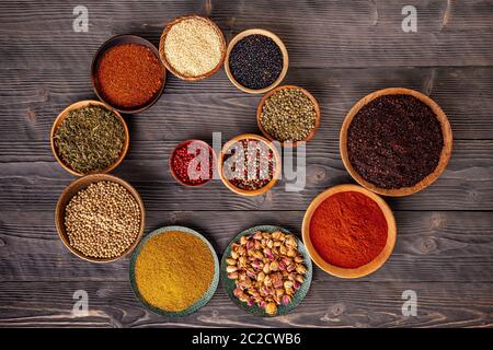 Vielzahl von Gewürzen und Kräutern auf hölzernen Tisch Stockfoto