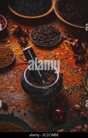 Essen und Küche Zutaten auf dunklen vintage Textur. Stockfoto