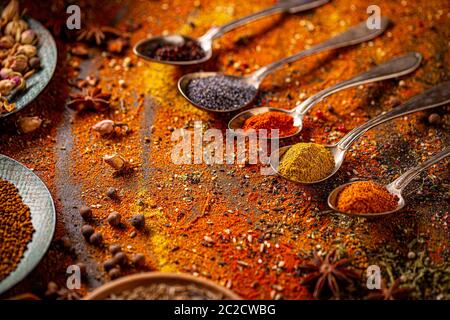 Helle Gewürze auf dem Tisch verteilt. Gewürze still life Stockfoto