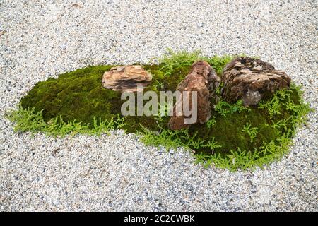 Naturstein Landschaftsgestaltung in Home Garten, Foto Stockfoto