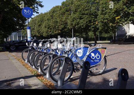 Nächster Fahrradverleih, Cathays Park, Cardiff, Wales. Stockfoto