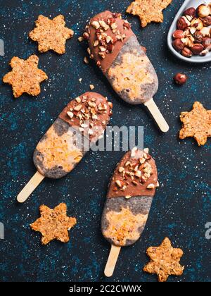 Chia Popsicle mit rohen Karotten Kuchen und Schokolade Stockfoto