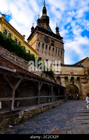 Sibiu, Rumänien, 28. August 2014 - Blick auf die evangelische Kathedrale von einer mittelalterlichen Straße der Altstadt Befestigungsmauern in Sibiu. Stockfoto