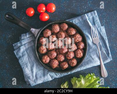 Hausgemachtes Rindfleisch Fleischbällchen in Gusseisen Skillet Stockfoto