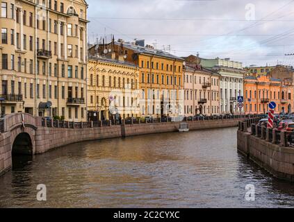 Bunte historische Gebäude am Moyka-Ufer, St. Petersburg, Russland Stockfoto