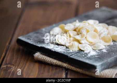 Orecchiette hausgemachte Pasta aus Apulien Region, Italien Stockfoto