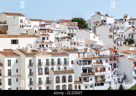 Das Dorf Frigiliana in den Weißen Bergen in der Nähe der beliebten Stadt Nerja. Frigiliana ist eine wunderschöne, typisch andalusische Stadt, die immer noch ihre maurische Struktur bewahrt. Provinz Malaga, Costa del Sol, Spanien Stockfoto