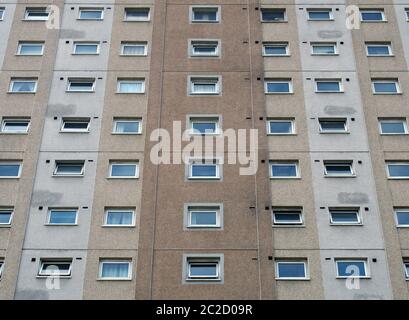 Ein Blick auf einen typischen britischen rat baute Hochhausbeton-Wohnblock, der typisch für öffentliche Wohnungen in Großbritannien ist Stockfoto