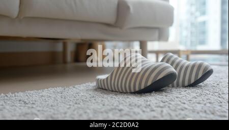 Frau mit Pantoffel zu Hause Stockfoto