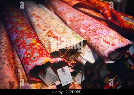 Kyoto, Japan - 09 November, 2018: Close-up kimono Material zum Verkauf in einem Markt, in Kyoto, Japan. Kimono Textilien können in zwei eingestuft werden Stockfoto