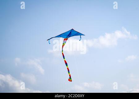 Blauer Stunt Kite am Himmel an der ostsee Stockfoto