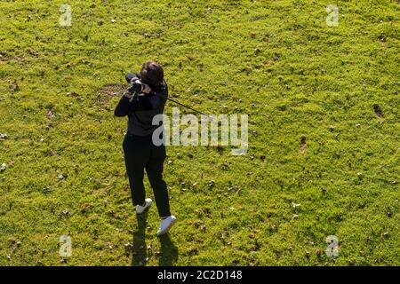 Luftaufnahme auf einem Golfer beim Schuss auf Fairway. Stockfoto