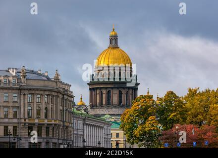 St. Isaac's Cathedral Dome im Herbst, St. Petersburg, Russland Stockfoto