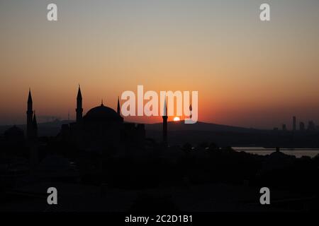 Die Hagia Sophia Silhouette bei Sonnenaufgang, Istanbul, Türkei. Stockfoto