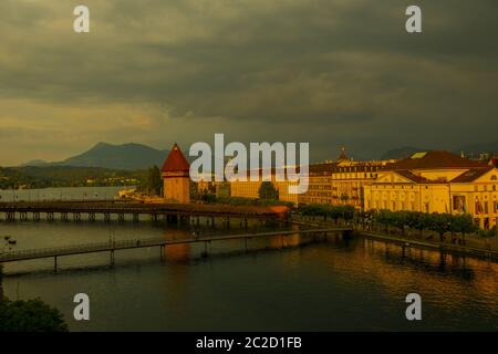 Luftaufnahme über die Stadt Luzern mit Kapellbrücke an einem sonnigen Tag mit bewölkten Wolken in der Schweiz. Stockfoto