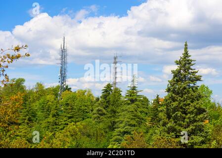 Mitteilungen Turm im Wald in Italien. Stockfoto