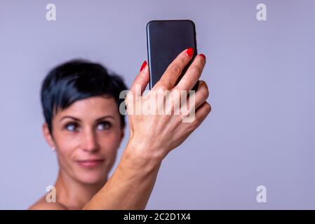 Frau, die eine selfie mit Ihrem Smartphone Stockfoto
