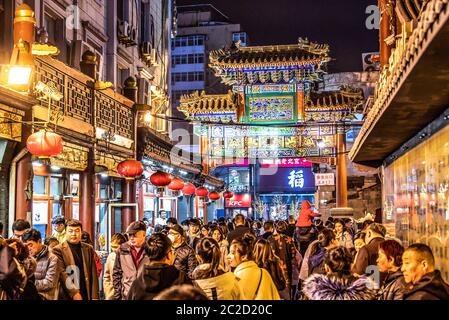 PEKING China 23.02.2019 Menschen drängen berühmte Wangfujing Snack Straße während der Nacht in Peking. Stockfoto