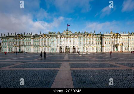 Winter Palace Fassade an sonnigen Tag mit blauem Himmel, Palace Square, die Eremitage, St. Petersburg, Russland Stockfoto