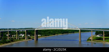 New Castle County, Delaware - 12. Juni 2020 - Blick auf die St. Georges Brücke von der Route 1 im Sommer Stockfoto