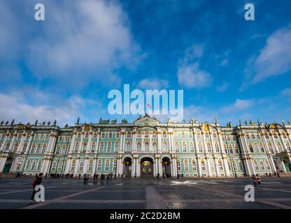 Winter Palace Fassade an sonnigen Tag mit blauem Himmel, Palace Square, die Eremitage, St. Petersburg, Russland Stockfoto